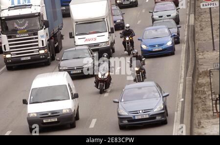 Motorroller und Motorräder, die am 29. Juni 2007 zwischen den Spuren auf dem Ring von Paris, Frankreich, fahren. Foto von Jules Motte/ABACAPRESS.COM Stockfoto