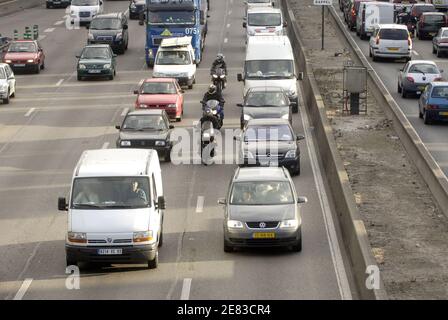 Motorroller und Motorräder, die am 29. Juni 2007 zwischen den Spuren auf dem Ring von Paris, Frankreich, fahren. Foto von Jules Motte/ABACAPRESS.COM Stockfoto