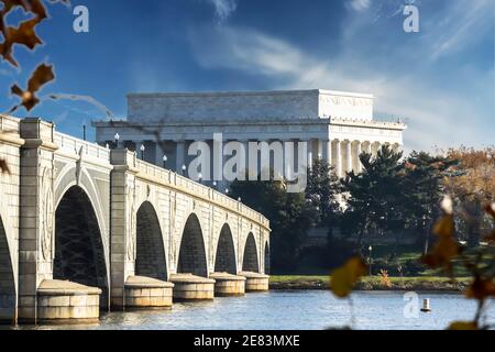 Das Lincoln Memorial und die Arlington Memorial Bridge, die sich vom Mount Vernon Trail über den Potomac River bis nach Washington DC erstrecken Stockfoto