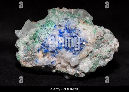 Linarit auf Quarz, mit Fluorit aus der Mine Blanchard in New Mexico Stockfoto