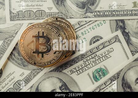 Bitcoins auf Dollar. Stockfoto