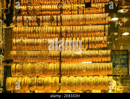 Zeilen aus Gold Armbänder als Hintergrund in ein Juweliergeschäft auf der Grand Bazaar. Istanbul, Türkei Stockfoto