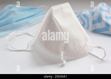 Kn95 Maske auf der Mitte und Stoff Maske und OP-Maske Im Hintergrund Stockfoto