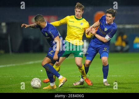 SITTARD, NIEDERLANDE - JANUAR 30: Kristopher da Graca vom VVV Venlo, Zian Flemming von Fortuna Sittard, Danny Post vom VVV Venlo während der Niederländischen Erediv Stockfoto