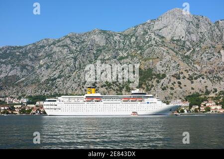 Kotor, Montenegro - 18. Juli 2013: Kreuzfahrtschiff Costa Classica vor Anker in der Bucht von Kotor. Costa Classica ist ein Kreuzfahrtschiff für Costa Crociere. Sie war b Stockfoto