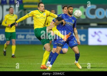 SITTARD, NIEDERLANDE - JANUAR 30: Mats Seuntjes von Fortuna Sittard, Kristopher da Graca von VVV Venlo während des niederländischen Eredivisie-Spiels zwischen Fortun Stockfoto