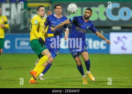 SITTARD, NIEDERLANDE - JANUAR 30: Mats Seuntjes von Fortuna Sittard, Kristopher da Graca von VVV Venlo während des niederländischen Eredivisie-Spiels zwischen Fortun Stockfoto