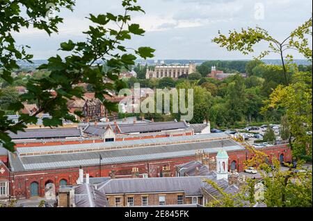 Gesamtansicht der Stadt Windsor mit Gebäuden und spätgotischer Eton College Chapel. VEREINIGTES KÖNIGREICH Stockfoto