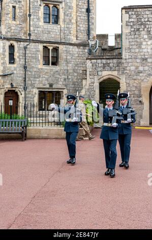 08/27/2020. Windsor Castle, Großbritannien. Wachwechsel durch Militärangehörige der Royal Air Force (RAF). Stockfoto