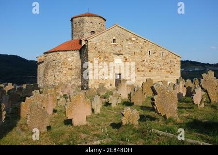 NOVI PAZAR, SERBIEN - 26 Juli: Historischer Friedhof und 9th Jahrhundert Serbisch-orthodoxe Kirche der Heiligen Apostel St. Peter und St. Paul am 26. Juli 2013. UN Stockfoto