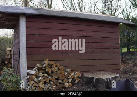 Gestapelter Stapel aus geschnittem Birkenholz vor dem Garten Abwurf Stockfoto