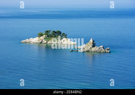 Katic und Sveta Nedjelja sind zwei felsige Insel gegenüber der Stadt Petrovac, Montenegro. Die Kirche Sveta Nedjelja steht auf der kleineren von zwei Inseln Stockfoto