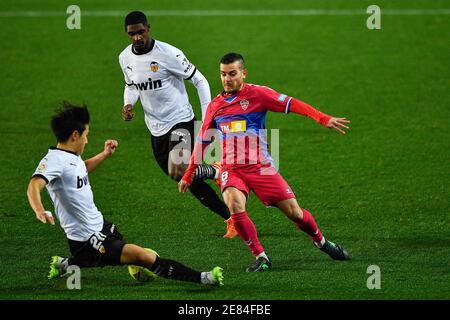 VALENCIA, SPANIEN - JANUAR 30: Lee Kang-in von Valencia CF, Thierry Correia von Valencia CF, V’ctor von Elche CF während des La Liga Santander Spiels dazwischen Stockfoto