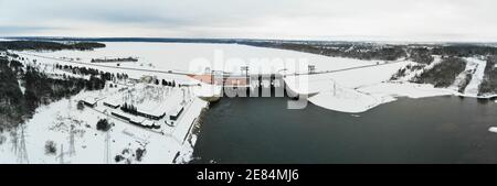 Luftpanorama von Kaunas Algirdas Brazauskas Wasserkraftwerk während Winter in Litauen Stockfoto