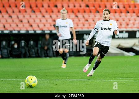 Manu Vallejo und Daniel Wass aus Valencia werden während des spanischen Fußballspiels La Liga zwischen Valencia und Elche im Mestalla-Stadion in Aktion gesehen.(Endstand; Valencia 1:0 Elche) Stockfoto