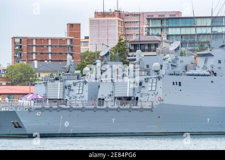 Australian Navy ship HMAS Sydney (DDG 42) Ein Hobart Class Air Warfare Destroyer vertäute neben seiner Schwester Schiff HMAS Hobart auf Garden Island in Sydney Stockfoto