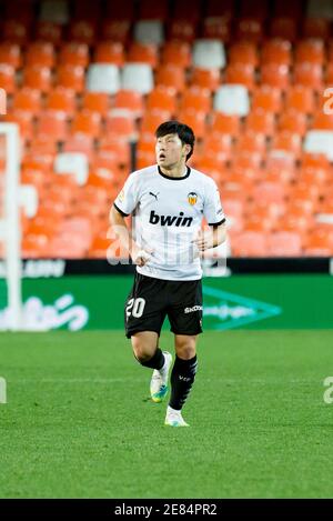 Kang-in Lee von Valencia beim spanischen Fußballspiel La Liga zwischen Valencia und Elche im Mestalla-Stadion in Aktion.(Endstand; Valencia 1:0 Elche) Stockfoto