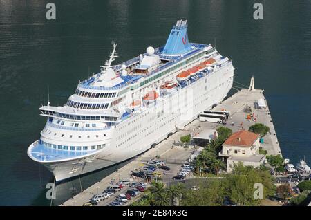 Kotor, Montenegro - 18. Juli 2013: Hochansicht Thomson Majesty Kreuzfahrtschiff im Hafen von Kotor angedockt. Die Frau Thomson Majesty (ehemals MS Norwegian Maj Stockfoto