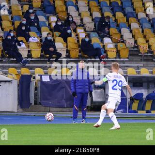 KIEW, UKRAINE - 24. NOVEMBER 2020: Cheftrainer Ronald Koeman aus Barcelona schaut während des UEFA Champions League Spiels gegen Dynamo Kiew im NSC Olimpiyskyi Stadion in Kiew, Ukraine, vorbei Stockfoto