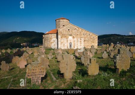 NOVI PAZAR, SERBIEN - 26 Juli: Historischer Friedhof und 9th Jahrhundert Serbisch-orthodoxe Kirche der Heiligen Apostel St. Peter und St. Paul am 26. Juli 2013. UN Stockfoto