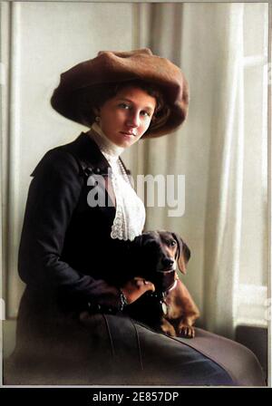 Ca. 1912 , Frankfurt A.M. , Deutschland : die deutsche Prinzessin VICTORIA LOUISE ( Viktoria , 1892 - 1980 ) mit seinem Hund . Verheiratet im Jahre 1913 mit Prinz Ernst August von Hannover, Herzog von BRAUNSCHWEIG ( 1887 - 1953 ). Tochter von Augusta Victoria von Schleswig-Holstein ( 1858 - 1921 ), die einzige Tochter von Kaiser und König von Preußen Kaiser WILHELM II ( Guglielmo II ) HOHENZOLLERN ( 1859 - 1941 ) Enkel von Königin Victoria von England . Foto von T.H. Voigt, Frankfurt am M. DIGITAL EINGEFÄRBT .- Imperatore - Germania - Preußen - REALI - LIZENZGEBÜHREN - nobiltà tedesca - GERMANIA - Adel - Portr Stockfoto