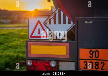 Warnschild für Hochtemperatur-Flüssigkeiten und sonstige Gefahren am Tankwagen für Gefahrgut. Stockfoto