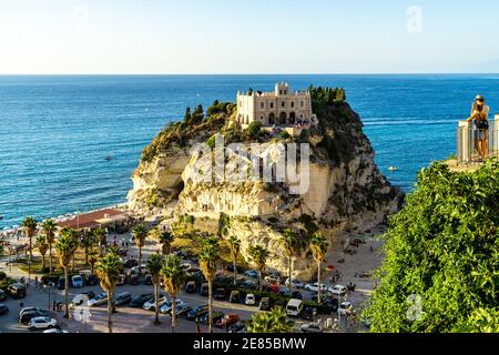 Das ikonische Heiligtum von Santa Maria dell'Isola in Tropea, auf einem malerischen Felsen mit Blick auf das Tyrrhenische Meer, Kalabrien, Italien Stockfoto