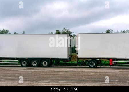 Mega-LKW oder Euro-Modularsystem, spezifische Anhängevorrichtung, um einen Sattelauflieger mit einem anderen Anhänger, bekannt als der europäische Straßenzug ziehen. Stockfoto