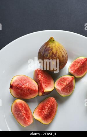 Saftige Optik in Scheiben geschnittene reife Feigen Früchte auf weißem Gericht Stockfoto