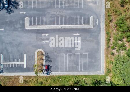 Luftaufnahmen von Parkplätzen mit vielen Autos im Park. Stockfoto