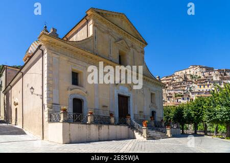 Kirche St. Maria Maddalena und das Dorf Morano Calabro auf der rechten Seite, Kalabrien Italien Stockfoto