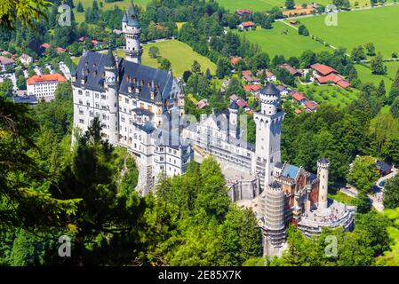 Schloss Neuschwanstein, Deutschland, Europa. Luftaufnahme des Märchenschlosses in Münchens Nähe, berühmte Touristenattraktion der bayerischen Alpen. Deutsche Landschaft Stockfoto