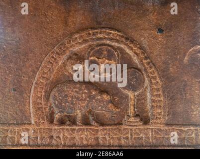 Aihole, Karnataka, Indien - 7. November 2013: Suryanarayana Tempel. Braune Steinskulptur an der Wand mit Eber- und Vishnu-Symbolen, Stockfoto