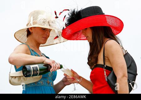 Racegoers trinken Champagner während Damen Festivaltag Epsom Derby in Epsom Downs in Surrey, Südengland 6. Juni 2008. REUTERS/Alessia Pierdomenico (Großbritannien)