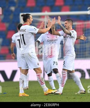 (210131) -- BOLOGNA, 31. Januar 2021 (Xinhua) -- AC Milan's Spieler feiern am Ende einer Serie A Fußballspiel zwischen Bologna und AC Mailand in Bologna, Italien, 30. Januar 2021. (Foto Daniele Mascolo/Xinhua) Stockfoto