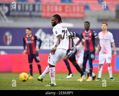 (210131) -- BOLOGNA, 31. Januar 2021 (Xinhua) -- AC Mailands Frank Jessie (Front) punktet während eines Serie-A-Fußballspiels zwischen Bologna und AC Mailand in Bologna, Italien, 30. Januar 2021. (Foto Daniele Mascolo/Xinhua) Stockfoto