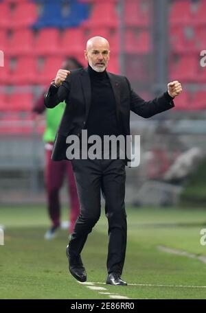 (210131) -- BOLOGNA, 31. Januar 2021 (Xinhua) -- AC Mailands Cheftrainer Stefano Pioli feiert am Ende eines Serie-A-Fußballspiels zwischen Bologna und AC Mailand in Bologna, Italien, 30. Januar 2021. (Foto Daniele Mascolo/Xinhua) Stockfoto