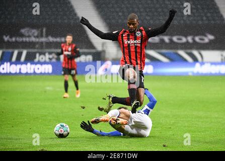 Frankfurt, Deutschland. Januar 2021. Almamy Toure (TOP) aus Frankfurt tritt bei einem Bundesliga-Spiel zwischen Eintracht Frankfurt und Hertha BSC in Frankfurt am 30. Januar 2021 an. Quelle: Xinhua/Alamy Live News Stockfoto