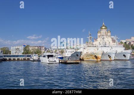 Wladiwostok, Russland - 07. Oktober 2020: Blick vom Meer auf festgetäute Schiffe und Stadtbild an sonnigen Tagen Stockfoto