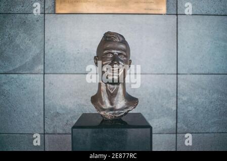 Eine Bronzebüste des Fußballers Cristiano Ronaldo auf dem Flughafen Madeira im Jahr 2018. Die Skulptur erreichte virale Infamie für seine seltsame Ähnlichkeit mit dem Stern Stockfoto