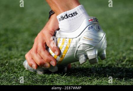 Los Angeles Galaxy David Beckham erstreckt sich vor ihren Fußballspiel  gegen die New England Revolution in Foxborough, Massachusetts 8. August  2009. REUTERS/Brian Snyder (USA-SPORT-Fußball Stockfotografie - Alamy