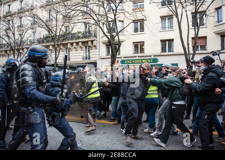 Paris, Frankreich. Januar 2021. Polizei kollidiert mit Demonstranten während einer Demonstration gegen das Gesetz über globale Sicherheit und insbesondere auf Artikel 24, der jede böswillige Verbreitung von Bildern der Sicherheitskräfte auf dem Platz der Republik bestraft. Kredit: SOPA Images Limited/Alamy Live Nachrichten Stockfoto