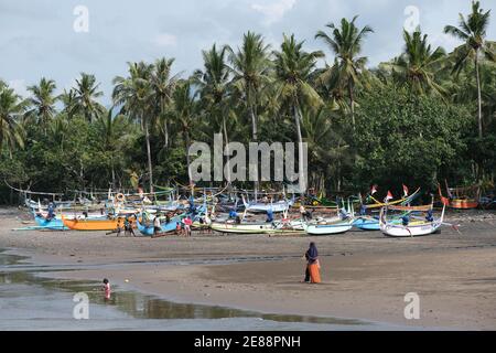 Indonesien Bali Pekutatan - Pantai Medewi - Outrigger Angelboot Medewi Beach Stockfoto