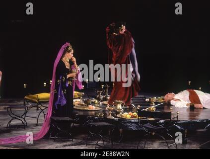 REPRESENTACION DE CALIGULA EN EL TEATRO ROMANO DE MERIDA - 1989. Autor: TAMAYO JOSE. ORT: TEATRO ROMANO-REPRESENTACION. MERIDA. Badajoz. SPANIEN. DRUSILA CALIGULA. ARIAS IMANOL 1956/. ANA MARZOA Cesonia. Stockfoto