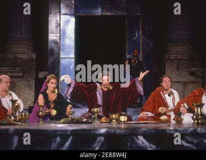 REPRESENTACION DE CALIGULA EN EL TEATRO ROMANO DE MERIDA - 1989. Autor: TAMAYO JOSE. ORT: TEATRO ROMANO-REPRESENTACION. MERIDA. Badajoz. SPANIEN. DRUSILA CALIGULA. ARIAS IMANOL 1956/. ANA MARZOA Cesonia. Stockfoto