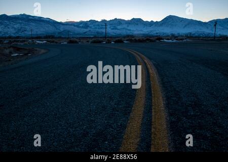 Ein Sturm im Januar warf eine Schneedecke über die Stadt Bishop im Inyo County, CA, und verursachte Chaos auf den Straßen. Stockfoto