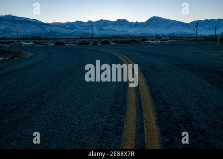 Ein Sturm im Januar warf eine Schneedecke über die Stadt Bishop im Inyo County, CA, und verursachte Chaos auf den Straßen. Stockfoto