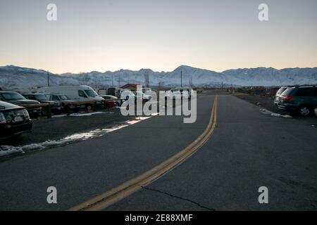 Ein Sturm im Januar warf eine Schneedecke über die Stadt Bishop im Inyo County, CA, und verursachte Chaos auf den Straßen. Stockfoto