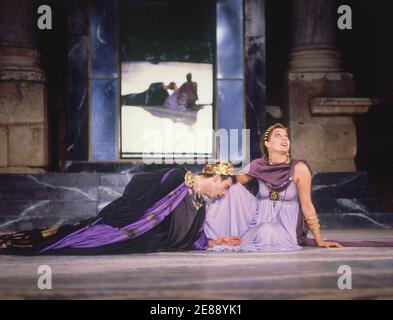 REPRESENTACION DE CALIGULA EN EL TEATRO ROMANO DE MERIDA - 1989. Autor: TAMAYO JOSE. ORT: TEATRO ROMANO-REPRESENTACION. MERIDA. Badajoz. SPANIEN. DRUSILA CALIGULA. ARIAS IMANOL 1956/. ANA MARZOA Cesonia. Stockfoto