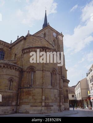 ABSIDES DE LA IGLESIA DE SANTA MARIA DEL AZOGUE - S XII/XIII - ROMANICO ESPAÑOL. ORT: IGLESIA DE SANTA MARIA DEL AZOGUE. Benavente. Zamora. SPANIEN. Stockfoto